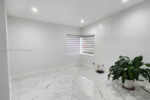 House in Miami, Florida 3 bedrooms, 159.88 sq.m. № 2003582 - photo 8