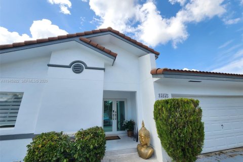 House in Miami, Florida 3 bedrooms, 159.88 sq.m. № 2003582 - photo 2