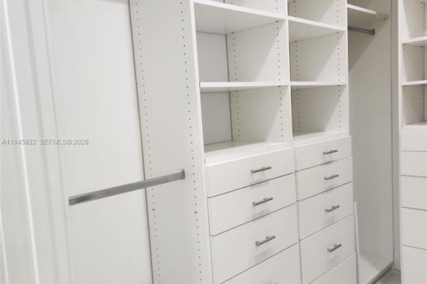 House in Miami, Florida 3 bedrooms, 159.88 sq.m. № 2003582 - photo 12