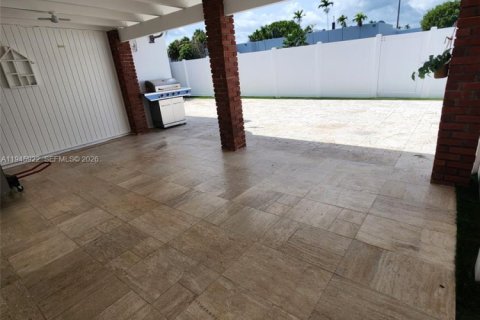 House in Miami, Florida 3 bedrooms, 159.88 sq.m. № 2003582 - photo 6