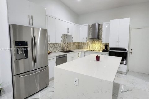 House in Miami, Florida 3 bedrooms, 159.88 sq.m. № 2003582 - photo 3