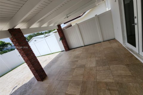 House in Miami, Florida 3 bedrooms, 159.88 sq.m. № 2003582 - photo 7