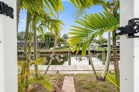 House in Saint Petersburg, Florida 3 bedrooms, 192.12 sq.m. № 2303193 - photo 3