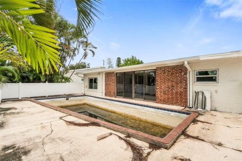 House in Saint Petersburg, Florida 3 bedrooms, 192.12 sq.m. № 2303193 - photo 2