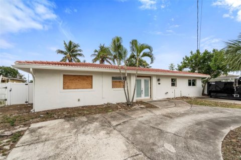 House in Saint Petersburg, Florida 3 bedrooms, 192.12 sq.m. № 2303193