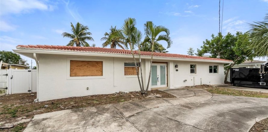 House in Saint Petersburg, Florida 3 bedrooms, 192.12 sq.m. № 2303193