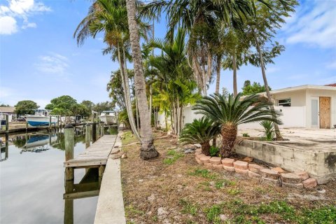 House in Saint Petersburg, Florida 3 bedrooms, 192.12 sq.m. № 2303193 - photo 4