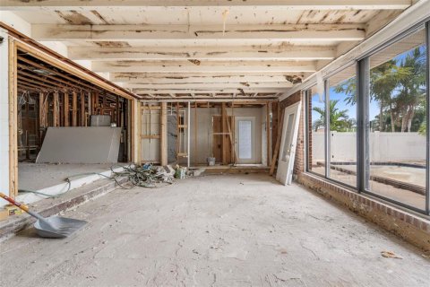 House in Saint Petersburg, Florida 3 bedrooms, 192.12 sq.m. № 2303193 - photo 18