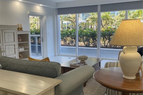 Condominio en alquiler en Bal Harbour, Florida, 1 dormitorio, 83.24 m2 № 1937790 - foto 1