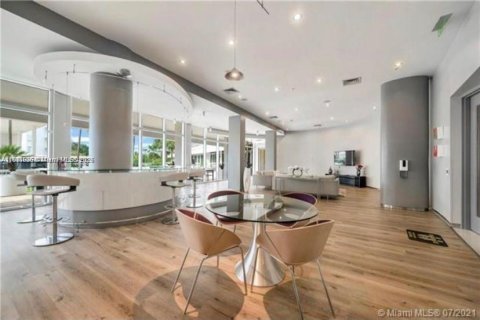 Condominio en alquiler en Bal Harbour, Florida, 1 dormitorio, 83.24 m2 № 1937790 - foto 12