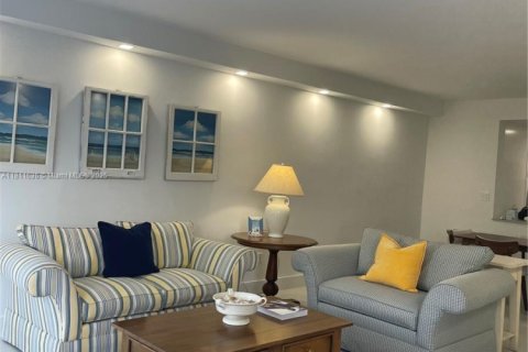 Condo in Bal Harbour, Florida, 1 bedroom  № 1937790 - photo 2