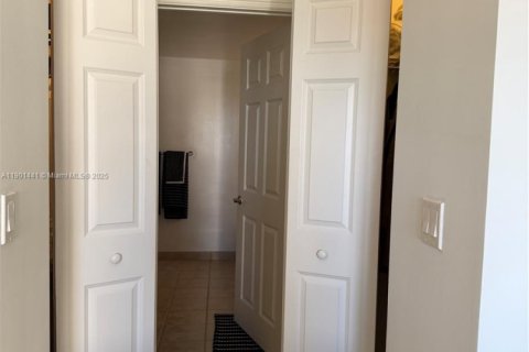 Купить кондоминиум в Корал-Гейблс, Флорида 2 спальни, 99.59м2, № 2021045 - фото 21