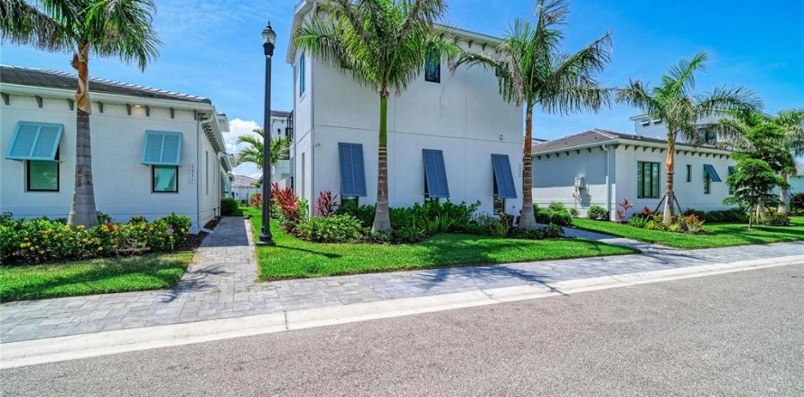 House in Bradenton, Florida 4 bedrooms, 362.41 sq.m. № 2149542