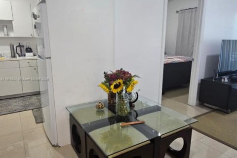Apartamento en alquiler en Miami, Florida, 2 dormitorios, 1563.92 m2 № 1937430 - foto 3