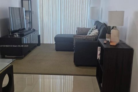 Apartamento en alquiler en Miami, Florida, 2 dormitorios, 1563.92 m2 № 1937430 - foto 4