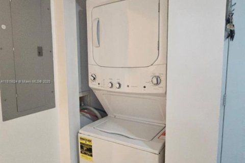 Apartamento en alquiler en Miami, Florida, 2 dormitorios, 1563.92 m2 № 1937430 - foto 6