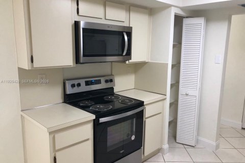 Casa en alquiler en Miami, Florida, 3 dormitorios, 153.85 m2 № 2078139 - foto 4