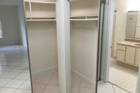 Casa en alquiler en Miami, Florida, 3 dormitorios, 153.85 m2 № 2078139 - foto 19