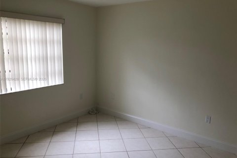Casa en alquiler en Miami, Florida, 3 dormitorios, 153.85 m2 № 2078139 - foto 12