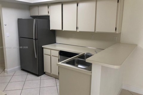 Casa en alquiler en Miami, Florida, 3 dormitorios, 153.85 m2 № 2078139 - foto 5