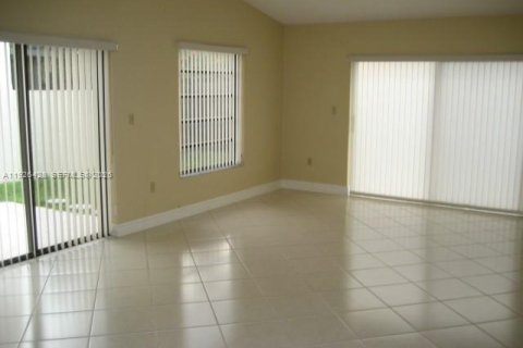 Casa en alquiler en Miami, Florida, 3 dormitorios, 153.85 m2 № 2078139 - foto 3