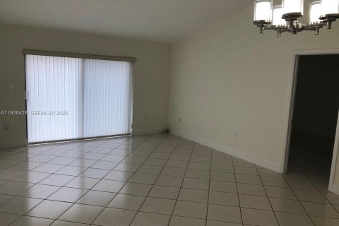 Casa en alquiler en Miami, Florida, 3 dormitorios, 153.85 m2 № 2078139 - foto 13