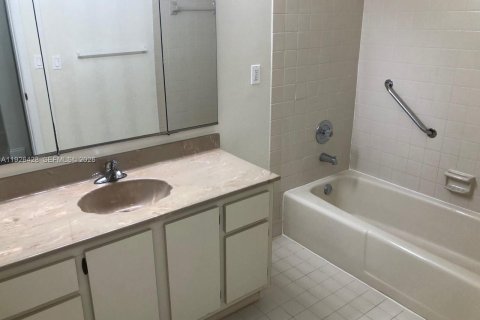 Casa en alquiler en Miami, Florida, 3 dormitorios, 153.85 m2 № 2078139 - foto 10