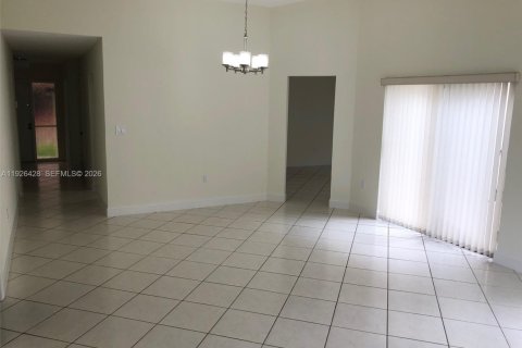 Casa en alquiler en Miami, Florida, 3 dormitorios, 153.85 m2 № 2078139 - foto 6