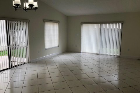 Casa en alquiler en Miami, Florida, 3 dormitorios, 153.85 m2 № 2078139 - foto 2