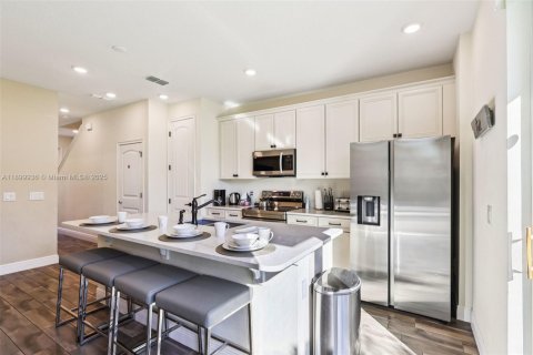 Купить таунхаус в Киссимми, Флорида 3 спальни, № 2014828 - фото 13