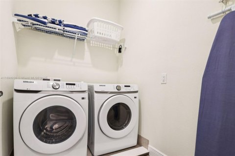 Купить таунхаус в Киссимми, Флорида 3 спальни, № 2014828 - фото 26