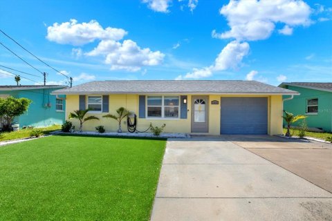House in Hudson, Florida 2 bedrooms, 89.93 sq.m. № 2355753