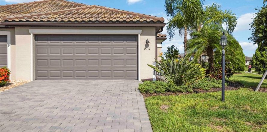 House in LORRAINE LAKES in Bradenton, Florida 2 bedrooms, 144.65 sq.m. № 1834602