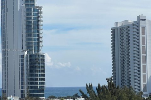 Купить кондоминиум в Санни-Айлс-Бич, Флорида 2 спальни, 122.63м2, № 2042268 - фото 24