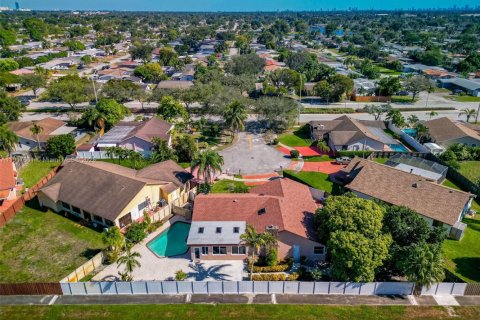 House in Pembroke Pines, Florida 4 bedrooms, 173.26 sq.m. № 1973975 - photo 4