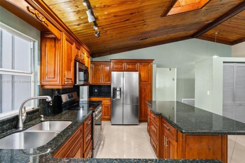 House in Pembroke Pines, Florida 4 bedrooms, 173.26 sq.m. № 1973975 - photo 16