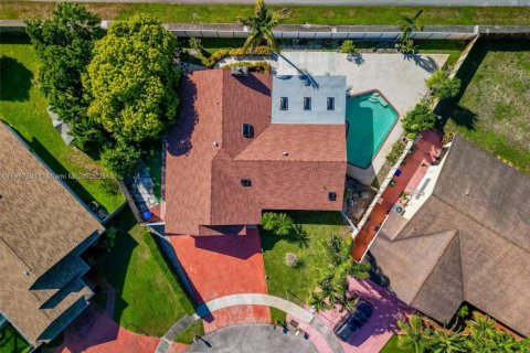 House in Pembroke Pines, Florida 4 bedrooms, 173.26 sq.m. № 1973975 - photo 3