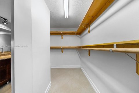 House in Pembroke Pines, Florida 4 bedrooms, 173.26 sq.m. № 1973975 - photo 23