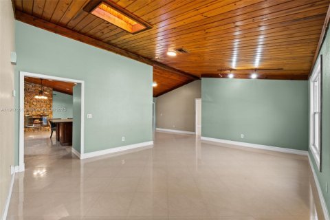 House in Pembroke Pines, Florida 4 bedrooms, 173.26 sq.m. № 1973975 - photo 8