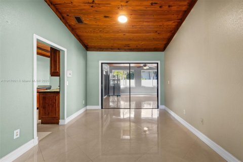 House in Pembroke Pines, Florida 4 bedrooms, 173.26 sq.m. № 1973975 - photo 10