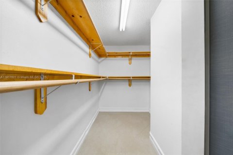 House in Pembroke Pines, Florida 4 bedrooms, 173.26 sq.m. № 1973975 - photo 24