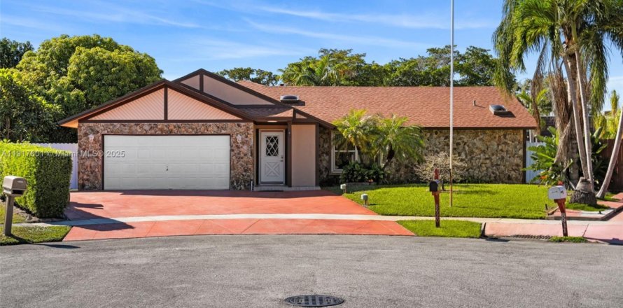 House in Pembroke Pines, Florida 4 bedrooms, 173.26 sq.m. № 1973975