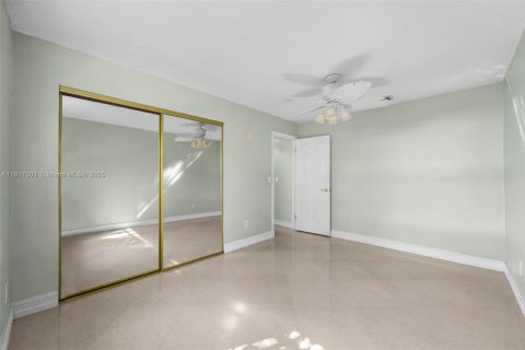 House in Pembroke Pines, Florida 4 bedrooms, 173.26 sq.m. № 1973975 - photo 26