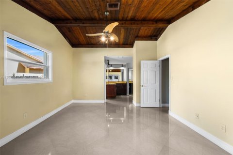 House in Pembroke Pines, Florida 4 bedrooms, 173.26 sq.m. № 1973975 - photo 19