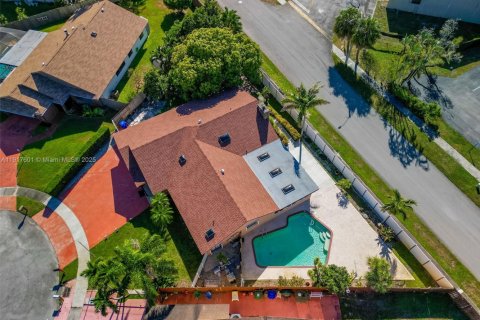 House in Pembroke Pines, Florida 4 bedrooms, 173.26 sq.m. № 1973975 - photo 2