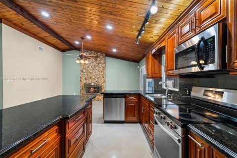 House in Pembroke Pines, Florida 4 bedrooms, 173.26 sq.m. № 1973975 - photo 12