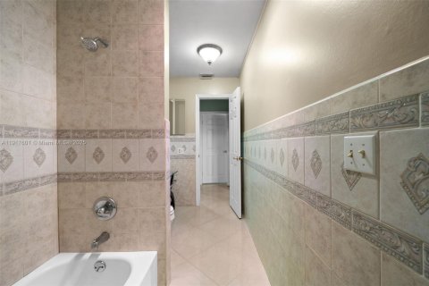 House in Pembroke Pines, Florida 4 bedrooms, 173.26 sq.m. № 1973975 - photo 27