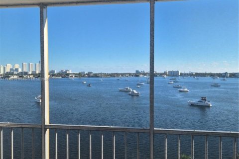 Кондоминиум с 1 спальней в Авентура, Флорида № 1974805