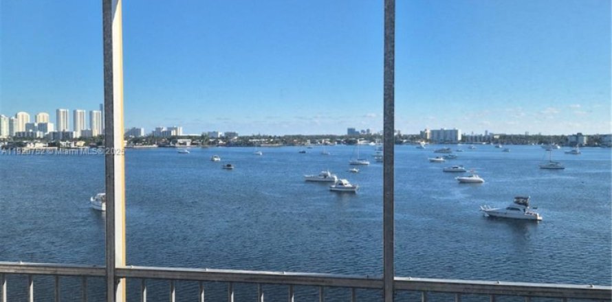 Кондоминиум с 1 спальней в Авентура, Флорида № 1974805