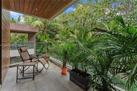 House in Miami, Florida 5 bedrooms, 416.02 sq.m. № 1942117 - photo 15